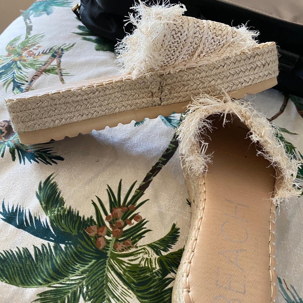 Beach by Matisse Seashell Platform